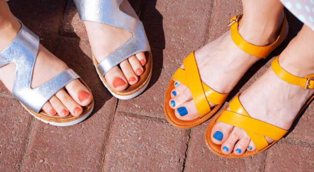 La combo tendenza trendy di quest&#8217;estate 2023 è abbinare ai sandali anche lo smalto