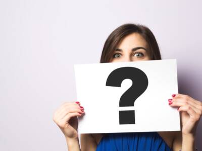 ragazza cartello con punto di domanda