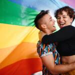 Una coppia LGBTQ e una bandiera arcobaleno