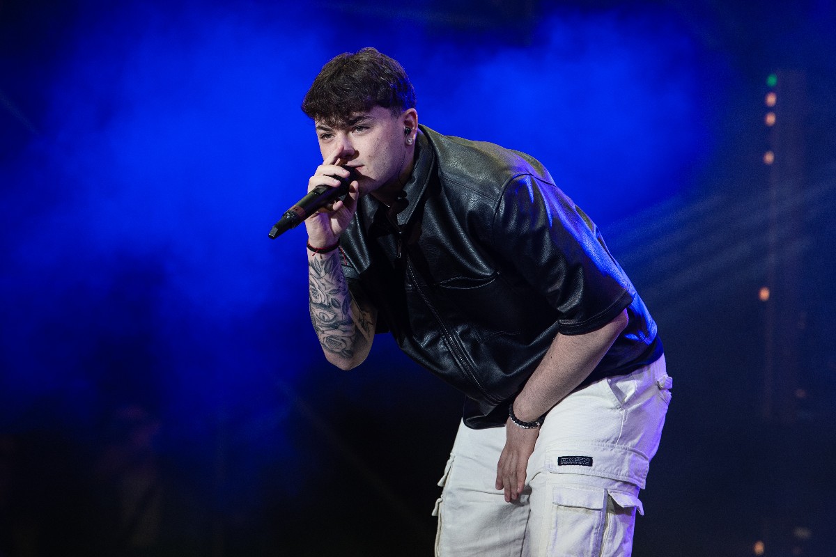 Il cantante Petit durante una sua esibizione