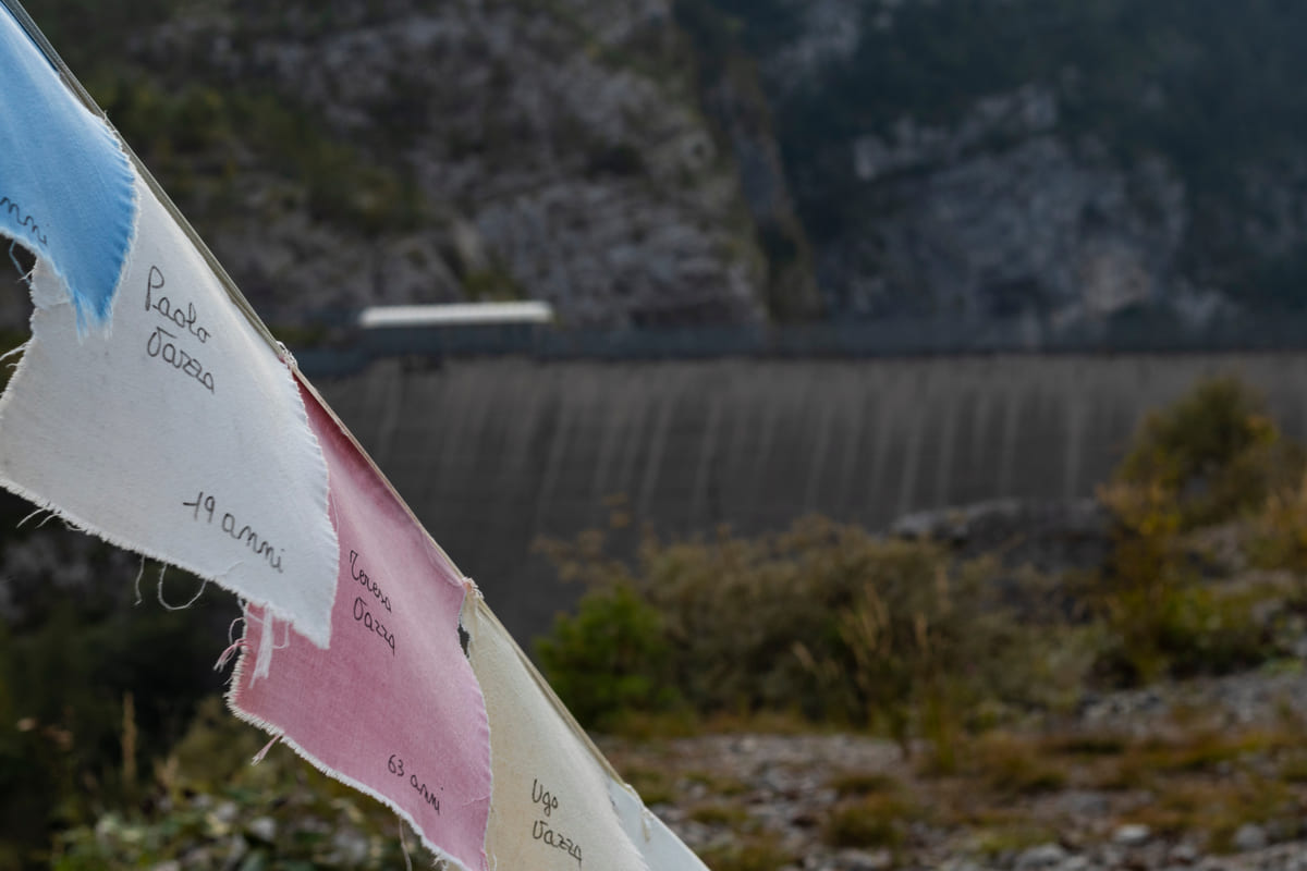 Bandiere commemorativa sulla diga del Vajont