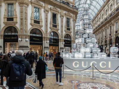 Milano, l’albero di Natale 2023 in Galleria Vittorio Emanuele II è firmato Gucci