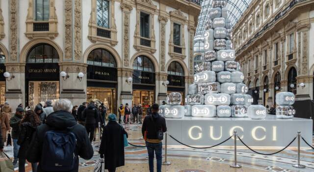 Milano, l&#8217;albero di Natale 2023 in Galleria Vittorio Emanuele II è firmato Gucci