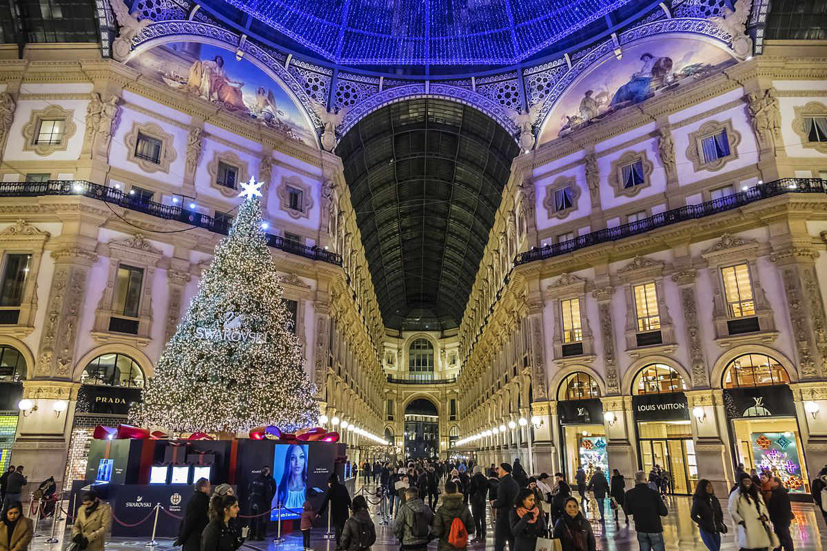 Milano, albero di Natale 2023 in Galleria: dopo 8 anni Swarovski cede ...