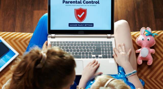 Parental control, scatta l&#8217;obbligo sugli smartphone dei minori: pro e contro