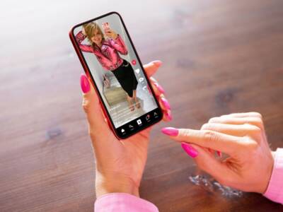 donna smartphone TikTok reel