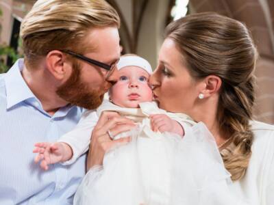 mamma papa bambina battesimo famiglia