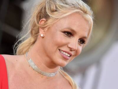 Preoccupazione per Britney Spears: semi nuda e scalza scortata dai paramedici