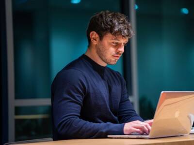 Uomo al computer che lavora