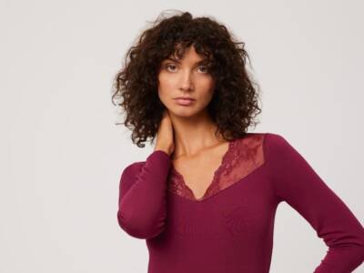 Donna con maglia intima termica