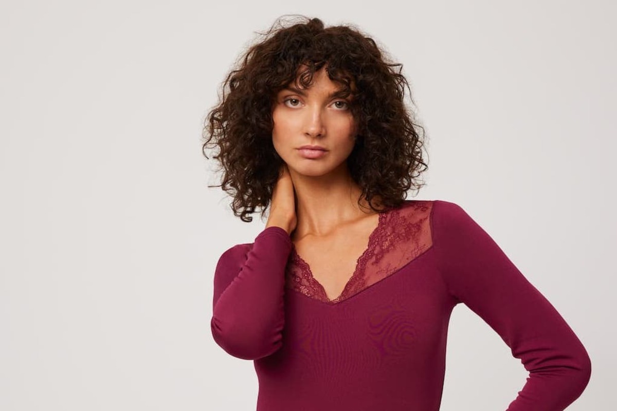 Donna con maglia intima termica