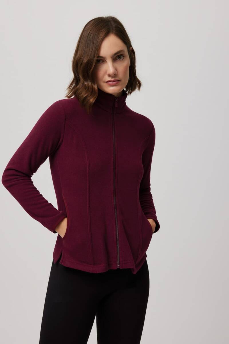 Donna con maglia collo alto termica