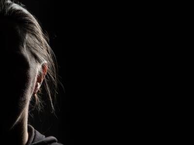 Viso oscurato di una donna