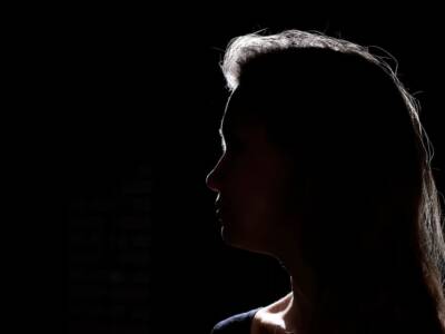 Profilo oscurato di una donna