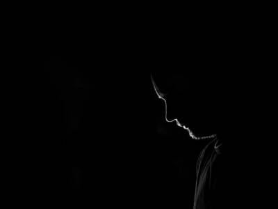 Profilo oscurato di un uomo