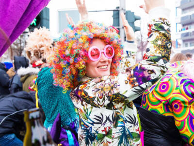 ragazza costume parrucca colorata carnevale occhiali