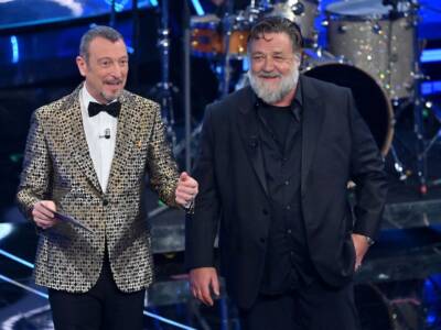 Russell Crowe a Sanremo imita il Qua Qua di Travolta: “What The F…”
