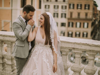 Coppia di sposi con abiti da matrimonio