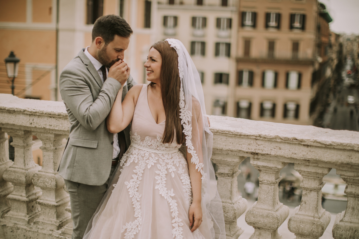 Coppia di sposi con abiti da matrimonio