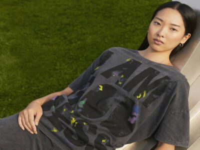 Donna che indossa t-shirt