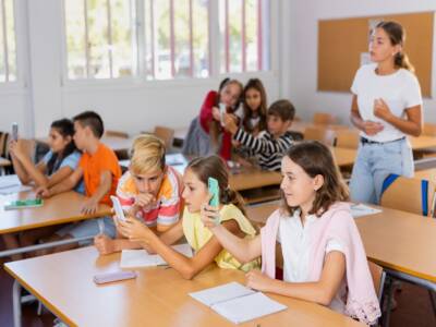 bambini scuola cellulare a lezione