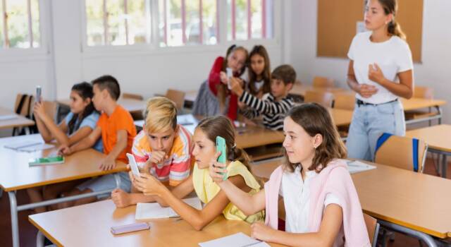 Cellulari a scuola, arriva il divieto anche per scopi didattici: stop fino alle medie