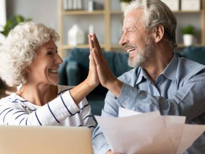 coppia anziani uomo donna documenti vittoria