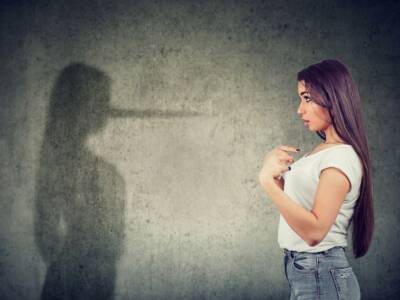 donna ragazza ombra bugie naso lungo