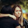 donne abbraccio smorfia dispiacere bugie amiche