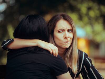 donne abbraccio smorfia dispiacere bugie amiche