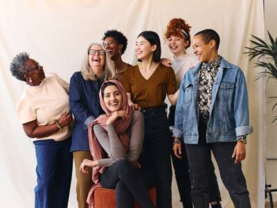 donne di nazionalità diverse che sorridono