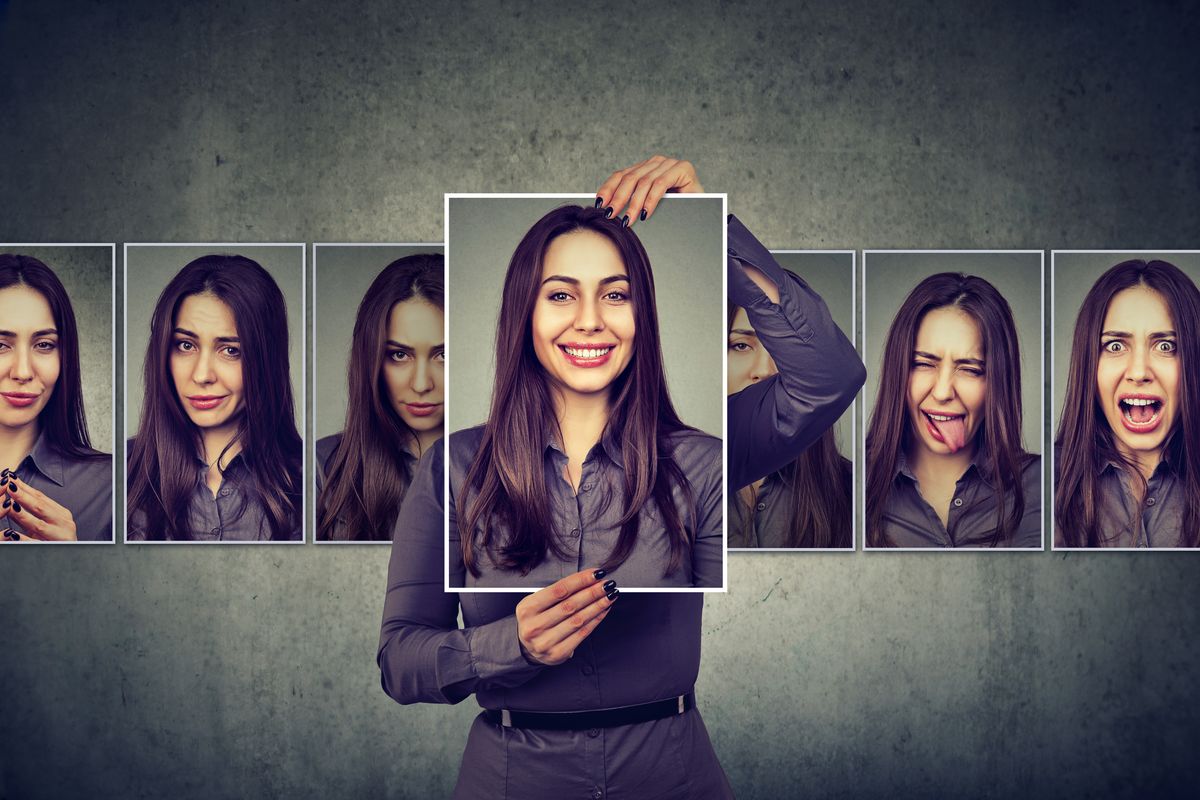 foto donna smorfie sguardi emozioni