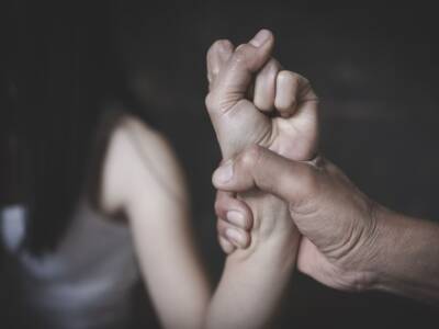 mano stretta violenza bambino bambina