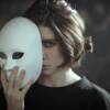 ragazza maschera bianca volto
