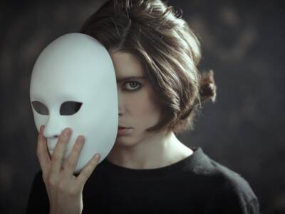 ragazza maschera bianca volto