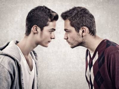 due ragazzi che discutono