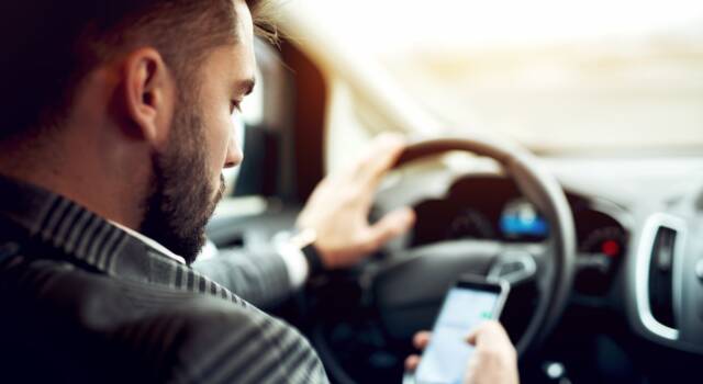 Guida con il cellulare o sotto effetto di stupefacenti: con la nuova legge scatta il ritiro della patente