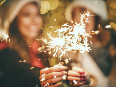 Ragazza festeggia capodanno luci