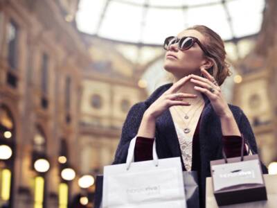 Ragazza con occhiali da sole shopping a Milano