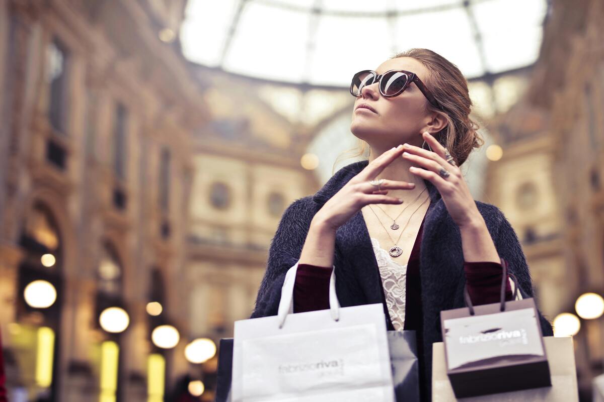 Ragazza con occhiali da sole shopping a Milano