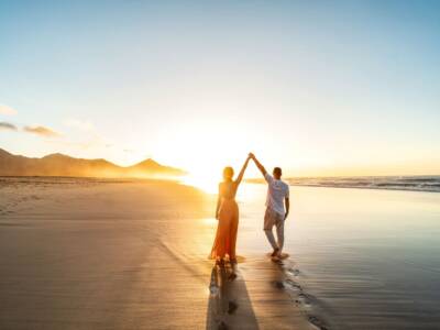 Coppia sulla spiaggia viaggio di nozze