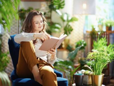 ragazza che si rilassa leggendo