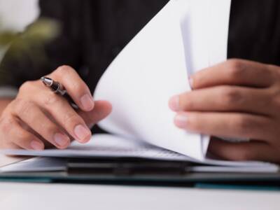 fogli documenti firmare biro sfogliare contratto