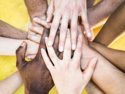 mani stringere colori nazionalita