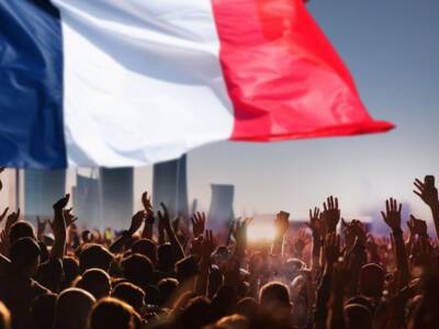 persone mani bandiera francia gruppo esultare