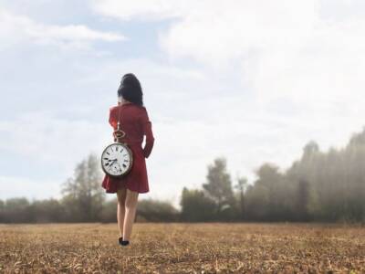 ragazza orologio campo