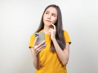 ragazza pensierosa telefono smartphone