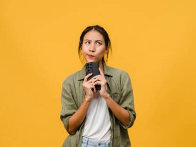 ragazza perplessa confusa pensierosa con cellulare