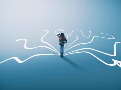 Ragazza indecisa sulla strada da prendere