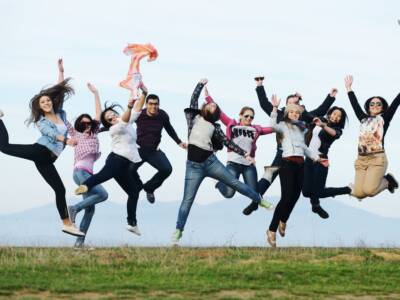 ragazzi amici salto felici